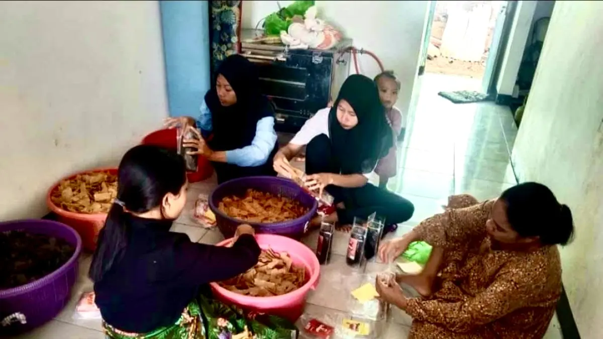 PENGEMASAN: Sejumlah anggota Poklahsar Ingin Maju melakukan proses pengemasan kerupuk cangkang kepiting (Cakep), beberapa waktu lalu. (Istimewa)