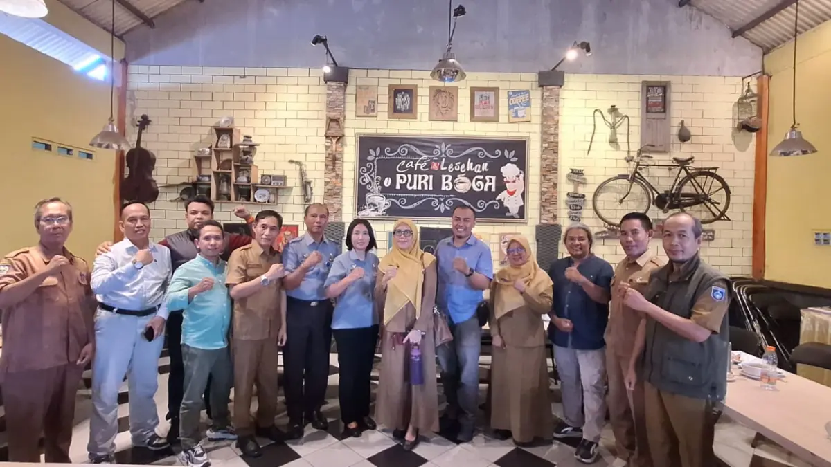 Perwakilan Kanwil Kemenkum NTB bersama LBH Lingkar Pelindung NTB, Dinas PMD, camat, dan kepala desa saat mengikuti rapat koordinasi penguatan Posbankum Desa/Kelurahan di Praya, Lombok Tengah, Selasa (28/4), guna mendorong pelatihan paralegal di 48 desa.