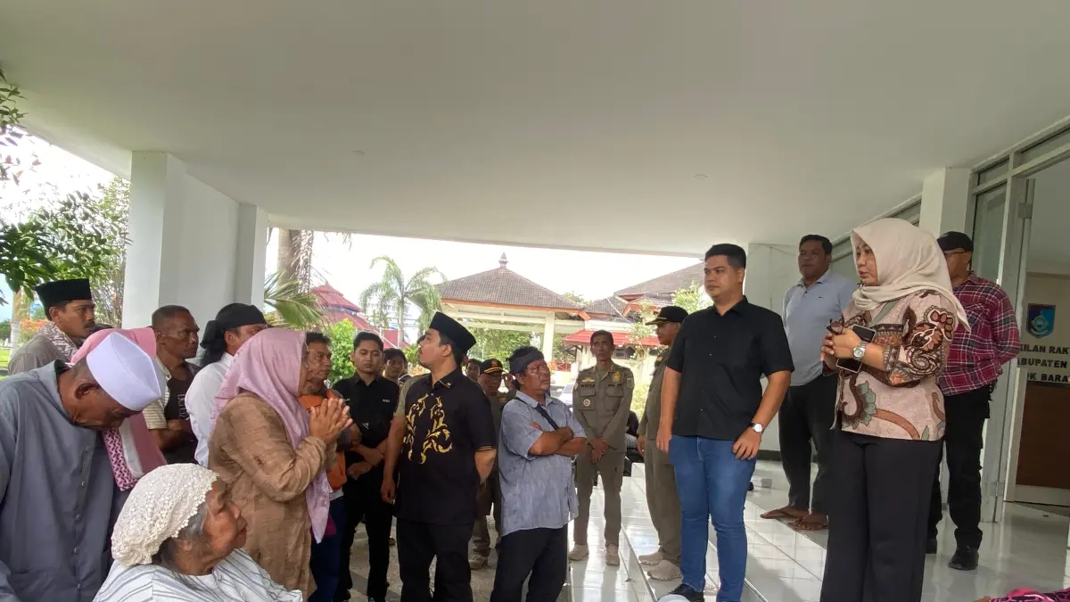 SAMPAIKAN ASPIRASI: Sejumlah perwakilan pedagang Taman Narmada saat hearing ke Kantor DPRD Lombok Barat, Selasa (28/4).