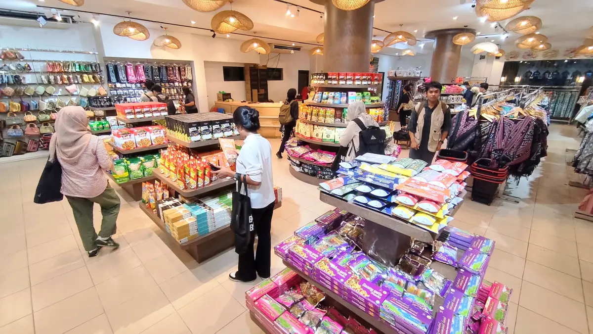 Sejumlah wisatawan domestik mencari aneka produk khas Lombok sebagai buah tangan ke daerahnya, di salah satu pertokoan The Mandalika, Desa Kuta, Pujut, Lombok Tengah, belum lama ini. (Dewi/Lombok Post) 
