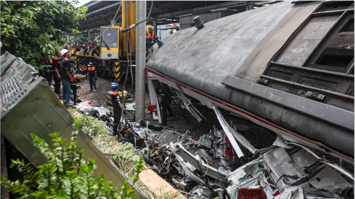 EVAKUASI: Petugas mengevakuasi gerbong KRL Commuterline dan KA Argo Bromo Anggrek relasi Gambir-Surabaya Pasar Turi pascakecelakaan di Stasiun Bekasi Timur, Bekasi, Jawa Barat, Selasa (28/4). Menurut data sebanyak 15 orang meninggal dunia dan 76 korban luka akibat kecelakaan ini. (SALMAN TOYIBI/JAWA POS)