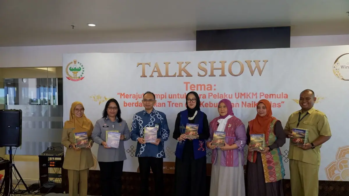 UMKM: Ketua Dekranasda NTB Sinta Agathia dan Ketua Persit KCK Koorcab Rem 162/Wira Bhakti PD IX/Udayana Endang Sjasul Arief saat talk show di Hotel Golden Palace, Kota Mataram, Selasa (28/4). (DISKOMINFOTIK NTB/LOMBOK POST)