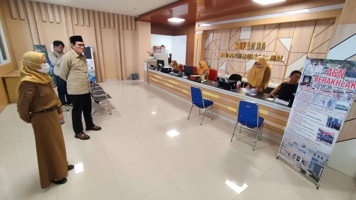Wakil Bupati Lombok Tengah M Nursiah didampingi Kepala Bapenda Lombok Tengah Baiq Aluh Windayu meninjau pelayanan publik di kantor setempat, Selasa (28/4). (Dewi/Lombok Post) 
