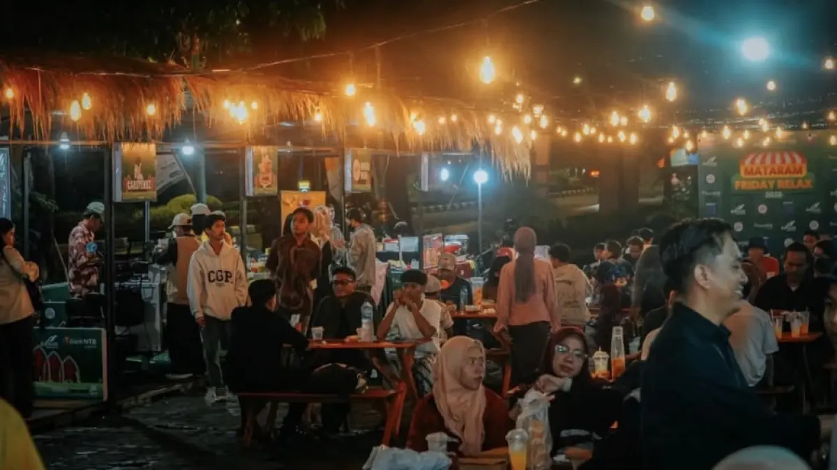 GALERI FOTO MATARAM FRIDAY RELAX: Suasana hangat dan semarak mewarnai gelaran Mataram Friday Relax 2026 di Teras Udayana. Deretan tenant UMKM, lampu-lampu temaram, hingga penampilan musik live menghadirkan ruang santai baru bagi warga Kota Mataram. (DOK. KOMINFO)