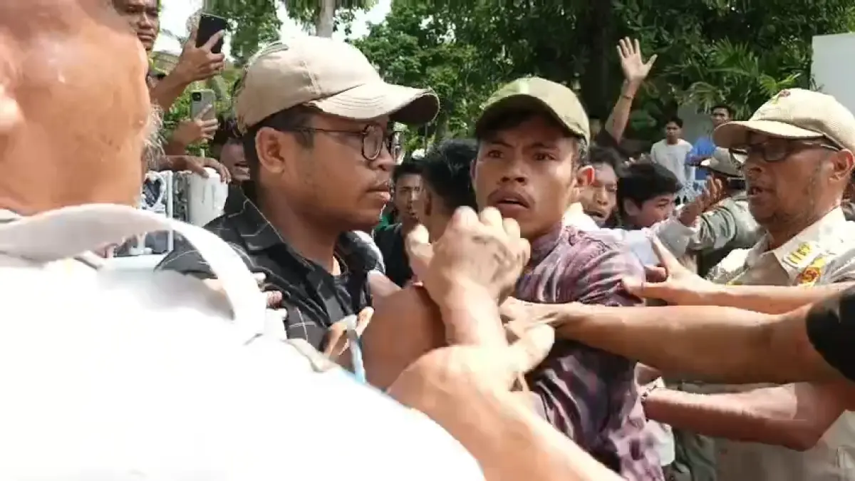 Aksi Himsi Mataram diwarnai kericuhan di depan kantor Gubernur NTB, Kamis (30/4).