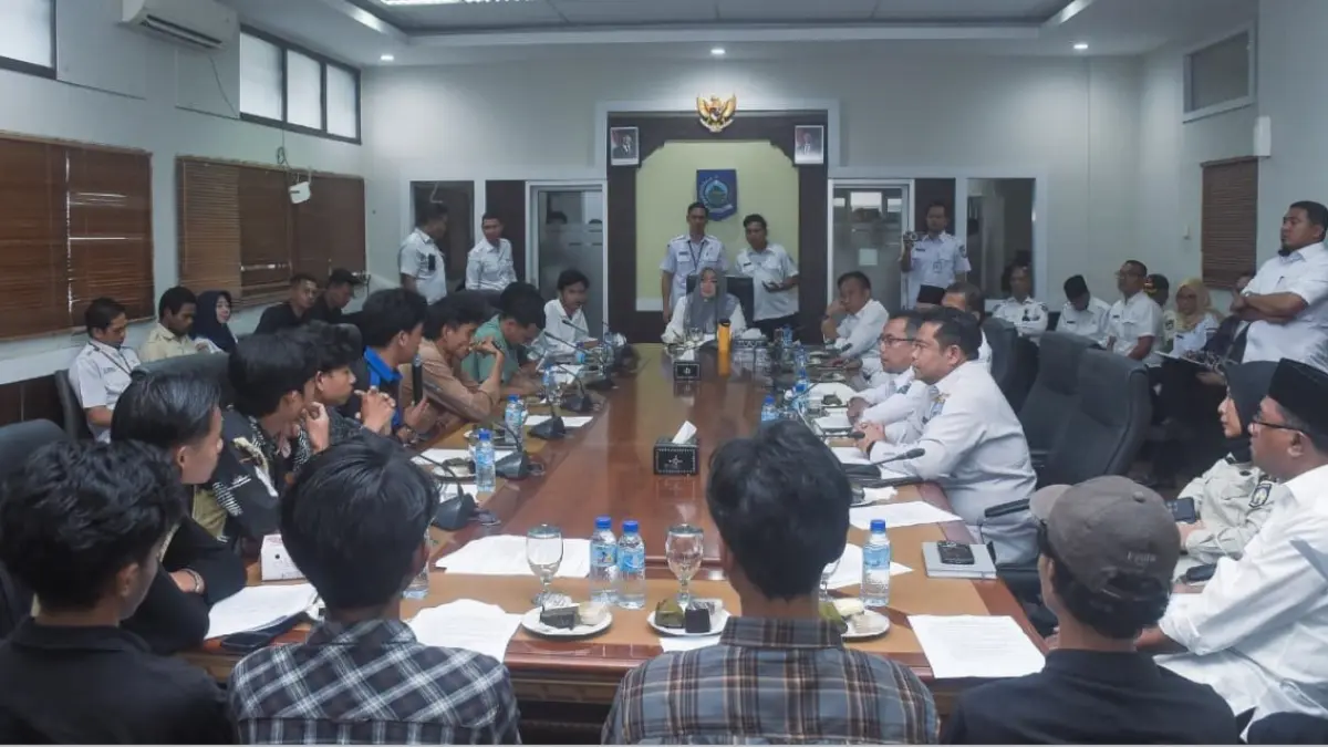 AUDIENSI: Wagub NTB Indah Dhamayanti Putri didampingi sejumlah kepala OPD saat audiensi dengan mahasiswa di Kantor Gubernur NTB, Rabu (29/4). (DISKOMINFOTIK NTB/LOMBOK POST)