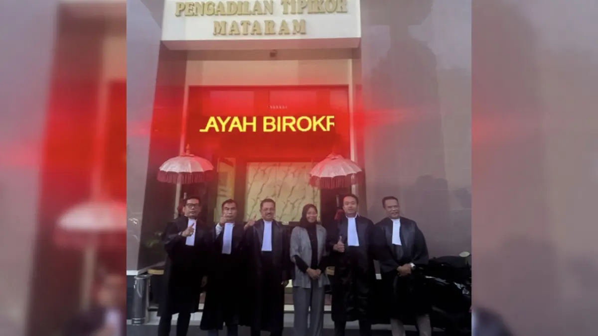 Baik Mahyuniati Fitria, S.H., M.H. bersama tim kuasa hukum dari Burhanudin, SH., MH & Associates berpose di depan Pengadilan Tipikor Mataram, Rabu (29/4), usai majelis hakim menjatuhkan putusan bebas murni. (DOK/PRIBADI)