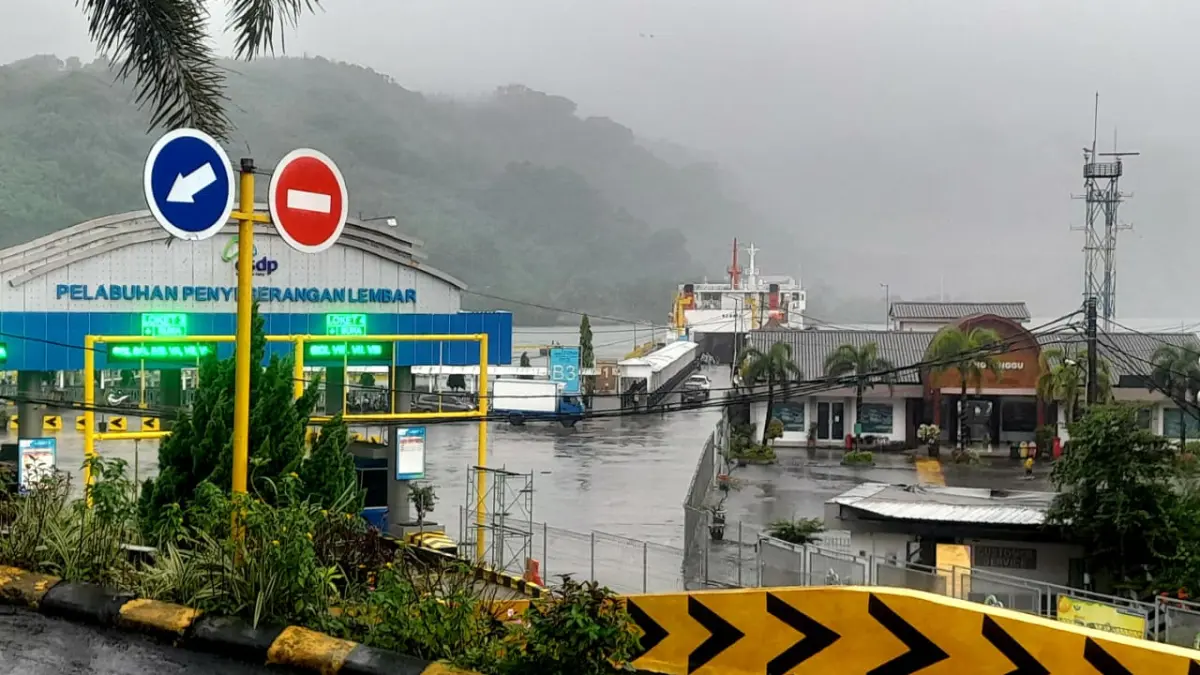 BENAHI PELAYANAN: Pihak ASDP Lembar memastikan jika pelayanan kasur, ruang penumpang, ruang parkir dan charger station tidak dikenakan biaya. (Toni/Lombok Post)