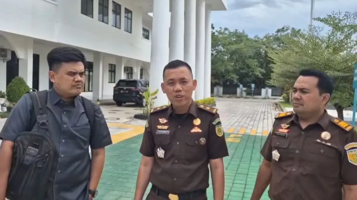 BERIKAN KETERANGAN: Kasi Intelijen Kejari Loteng Alfa Dera (tengah) memberikan keterangan terkait dengan kasus korupsi pengadaan dum truk DLH Loteng, beberapa waktu lalu. (KEJARI LOTENG FOR LOMBOK POST)