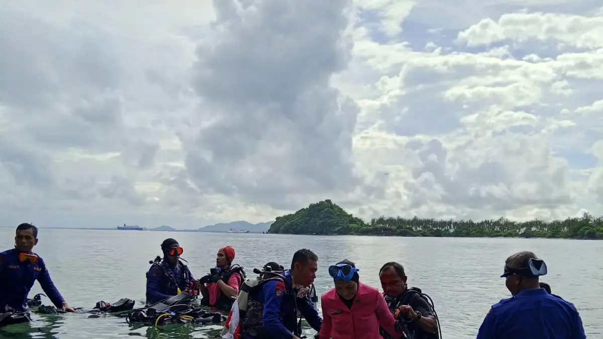 BHAYANGKARI PEDULI LINGKUNGAN: Ketua Bhayangkari Polda NTB Ny. Uti Edy Murbowo turun langsung menanam terumbu karang di Gili Sudak, Sekotong, Lombok Barat, Kamis (30/4).