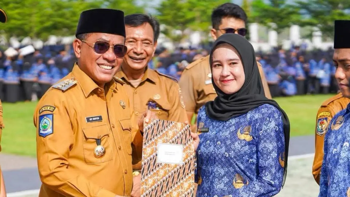 Bupati Bima Ady Mahyudi menyerahkan secara simbolis SK kepada salah seorang PPPK Paro Waktu di Lapangan Upacara Kantor Bupati Bima, belum lama ini.