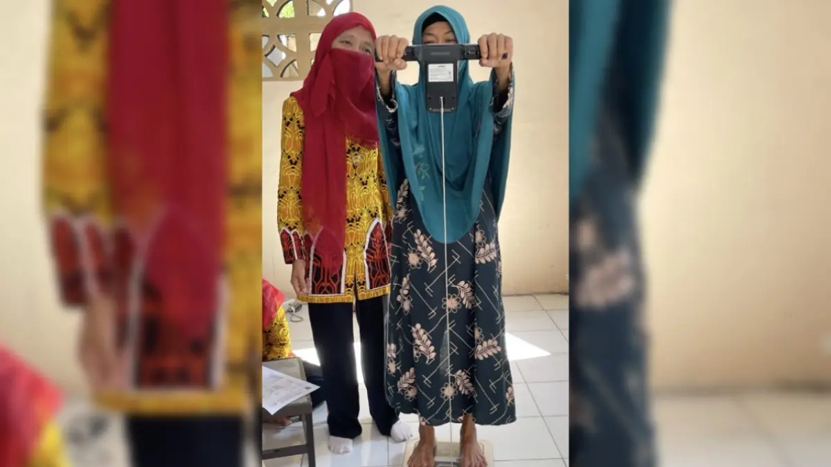 CEK KESEHATAN: Petugas kesehatan melakukan pemeriksaan kondisi tubuh warga menggunakan alat ukur berat dan komposisi tubuh dalam kegiatan layanan kesehatan di tingkat masyarakat, beberpaa waktu lalu.