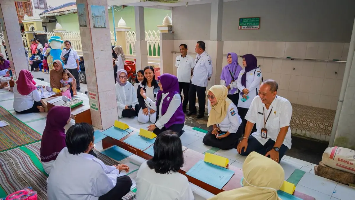 DIALOG KADER: Ketua TP Posyandu Kota Mataram Hj. Kinnastri Mohan Roliskana berdialog dengan kader dan petugas saat meninjau pelaksanaan posyandu. 