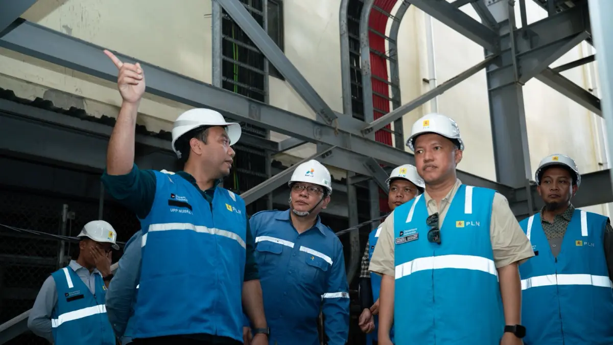 Executive Vice President Manajemen Konstruksi Jawa, Madura, Bali, Nusa Tenggara, Maluku, dan Papua PLN Widya Anggoro Putro bersama rombongan saat mengunjungi PLTU FTP-2 Sambelia, Kamis (30/4/2026).
