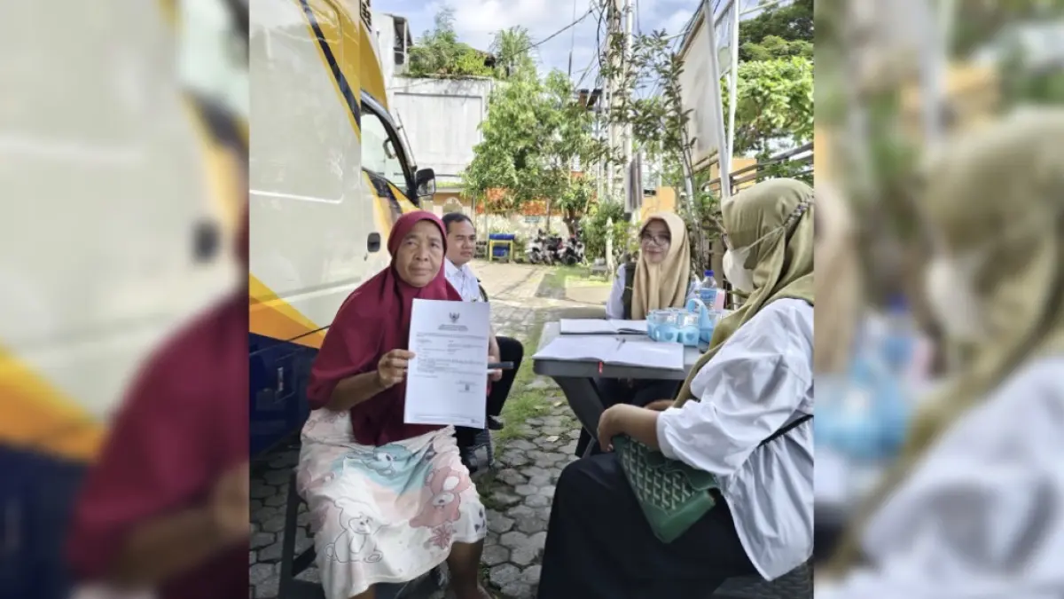 GAMPANG DAN MUDAH: Seorang warga memperlihatkan izin usahanya setelah diurus di layanan Mobil Keliling Perizinan DPMPTSP Kota Mataram, Rabu (29/4). 
