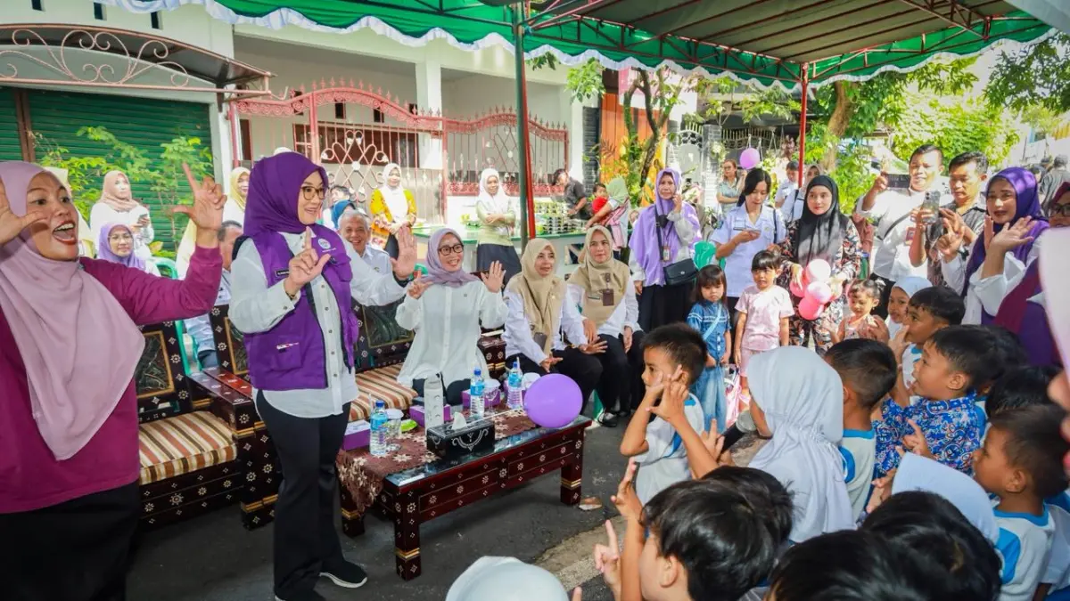 INTERAKSI WARGA: Ketua TP Posyandu Kota Mataram Hj. Kinnastri Mohan Roliskana berinteraksi dengan anak-anak dan warga dalam kegiatan posyandu. (DOK/KOMINFO)