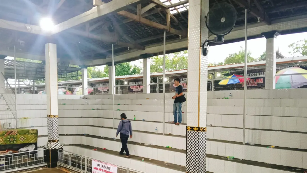 JAGA KONDUSIVITAS: Anggota Satreskrim Polresta Mataram membubarkan lokasi judi sabung ayam di wilayah Cakranegara, Kota Mataram. (HARLI/LOMBOK POST)