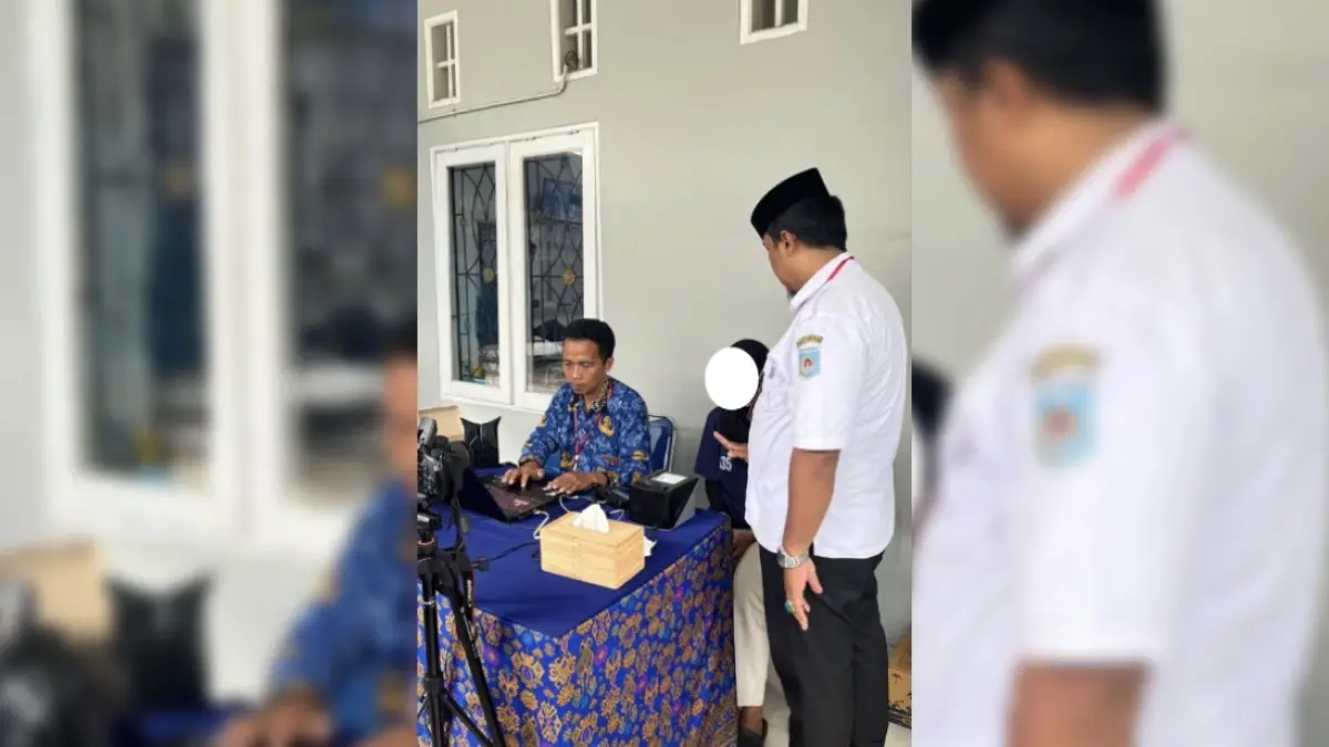 JEMPUT BOLA ADMINDUK: Petugas Dinas Dukcapil Kota Mataram melakukan perekaman biometrik dan pemadanan data kependudukan bagi warga binaan di Lapas Perempuan Kelas III Mataram. (DOK. DUKCAPIL)