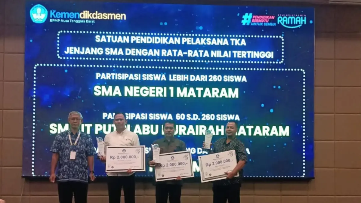 Kepala SMAN 1 Soromandi M Rifial Akbar (kanan) menerima penghargaan terbaik III di Mataram, Kamis (30/4).