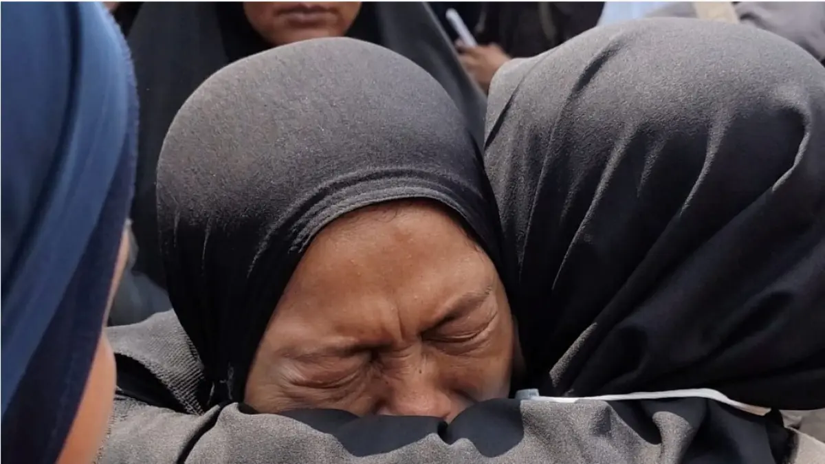 LUKA TAK TERKIRA: Isak tangis Suryani, ibunda Arinjani Novitasari, salah seorang korban meninggal tragedi Bekasi. (Jawa Pos)