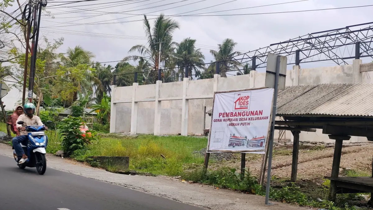 MASIH BERJALAN: Kondisi pembangunan gerai KDMP di Desa Bunkate, Jonggat, Lombok Tengah, Rabu (29/4).
