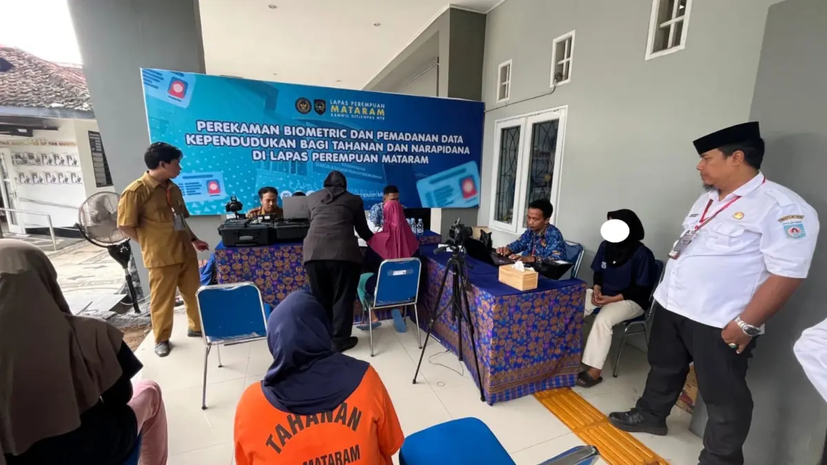 MELAYANI HINGGA BALIK JERUJI: Petugas Dinas Dukcapil Kota Mataram melakukan perekaman biometrik dan pemadanan data kependudukan bagi warga binaan di Lapas Perempuan Kelas III Mataram (DOK. DUKCAPIL)