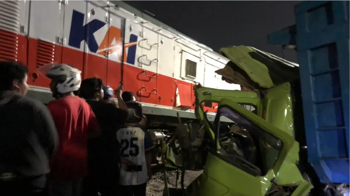 MENGENASKAN: Kondisi truk pengangkut pasir yang menemper KA Dhoho di Kota Blitar, Selasa (28/4). Truk diduga menerobos palang pintu. (Radar Blitar Grup Jawa Pos)