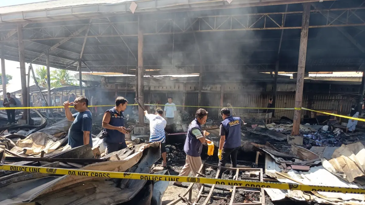 OLAH TKP: Tim INAFIS Polres Lombok Timur sedang melakukan olah TKP di Pasar Pringgabaya yang terbakar 