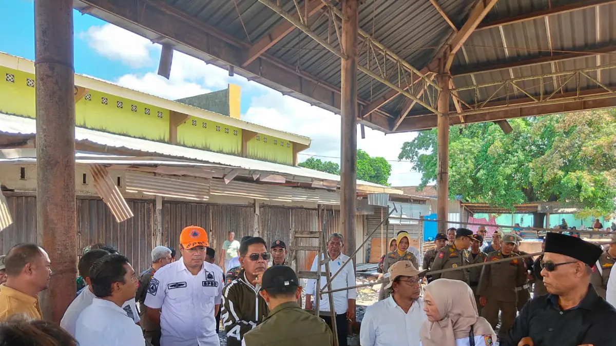 PASAR TERBAKAR: Bupati Lombok Timur (Lotim) Haerul Warisin saat meninjau pasar umum Pringgabaya yang terbakar Senin malam (27/4) untuk melihat kondisi lapak terdampak.