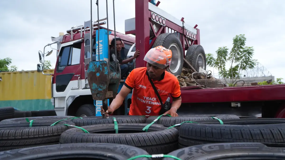 Penambahan tire barrier merupakan bagian penting dari peningkatan standar keselamatan sirkuit menjelang ajang GT World Challenge Asia 2026 di Sirkuit Mandalika. (Dewi/Lombok Post) 