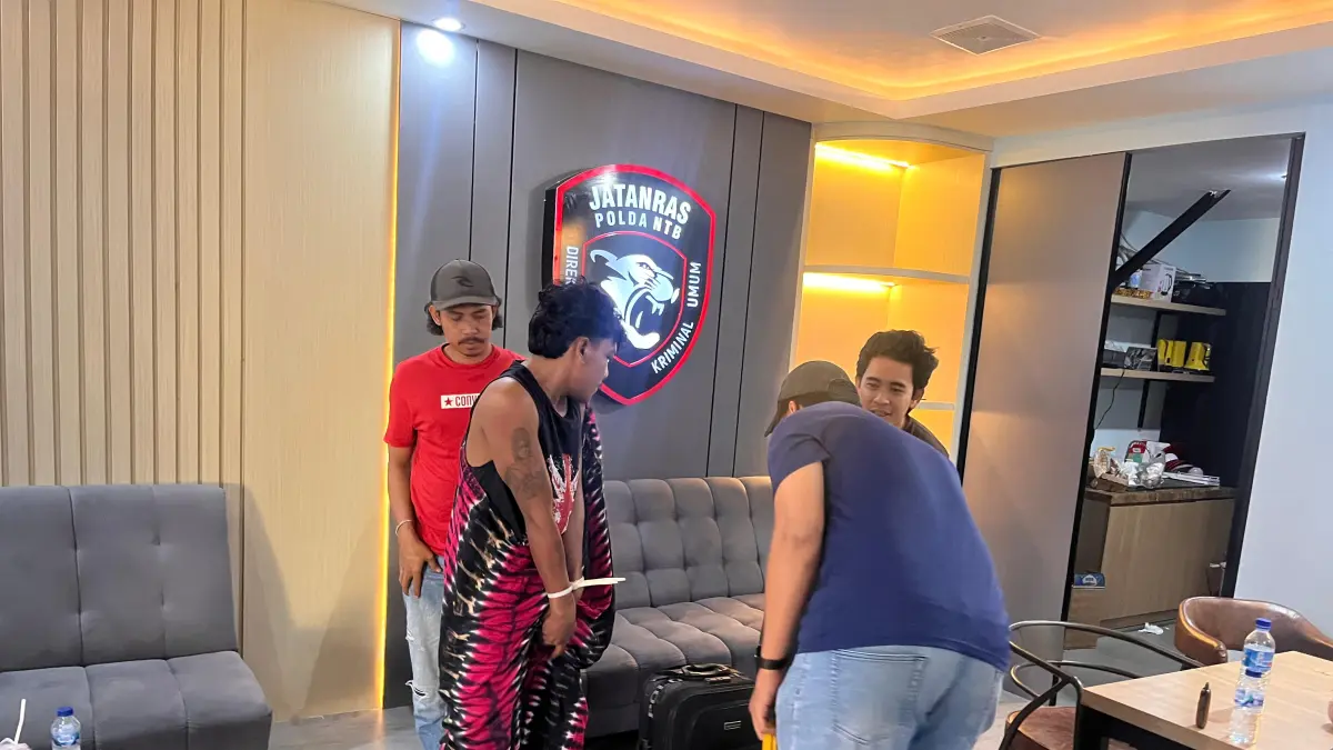 PENANGKAPAN: Pelaku pemerkosaan diamankan ke Polda NTB dan diserahkan proses penegakan hukumnya ke Polres Dompu. (HARLI/LOMBOK POST)