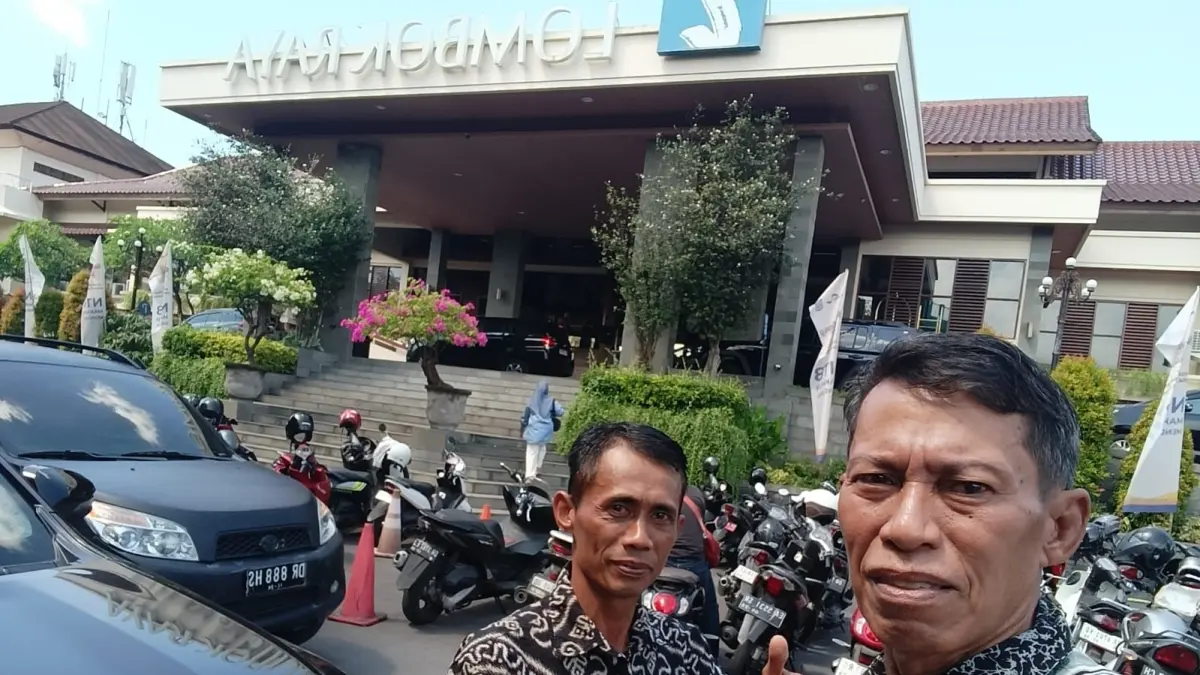 PERJUANGKAN TEBU: Merafudin (kanan) saat menghadiri acara bersama beberapa kades lain di Mataram.
