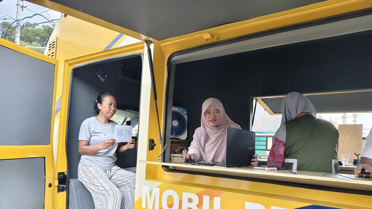 Petugas DPMPTSP Kota Mataram memberikan pelayanan pengurusan perizinan usaha kepada warga melalui mobil layanan jemput bola di Kelurahan Gomong. (DOK. DPMPTSP)