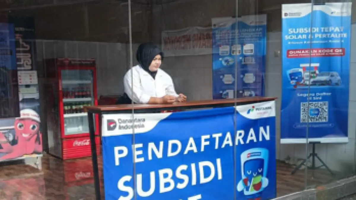 Petugas melayani sopir truk dalam proses verifikasi ulang QR Code BBM subsidi di SPBU Jawa Timur. Pertamina Patra Niaga membuka 147 helpdesk guna mengatasi kendala teknis dan memastikan distribusi energi tetap lancar dan tepat sasaran.