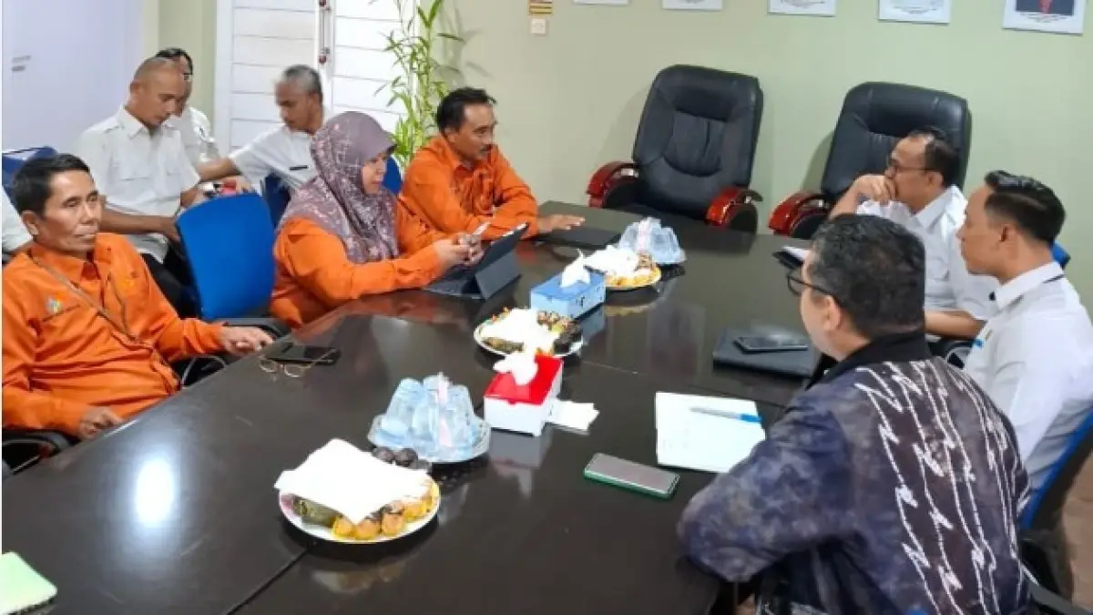 RAKOR: Kepala Diskominfotik NTB sekaligus Juru Bicara Pemprov NTB Ahsanul Khalik, Kepala BPS NTB Wahyudin, dan sejumlah pejabat OPD Pemprov NTB saat rakor di di Kantor Diskominfotik NTB, Rabu (29/4). (DISKOMINFOTIK NTB)