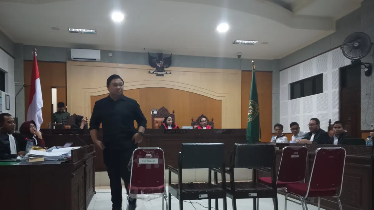 SAKSI FAKTA: Anggota DPRD NTB Lalu Irwansyah berjalan ke luar persidangan usai memberikan kesaksian di Pengadilan Tipikor Mataram, Rabu (29/4).
