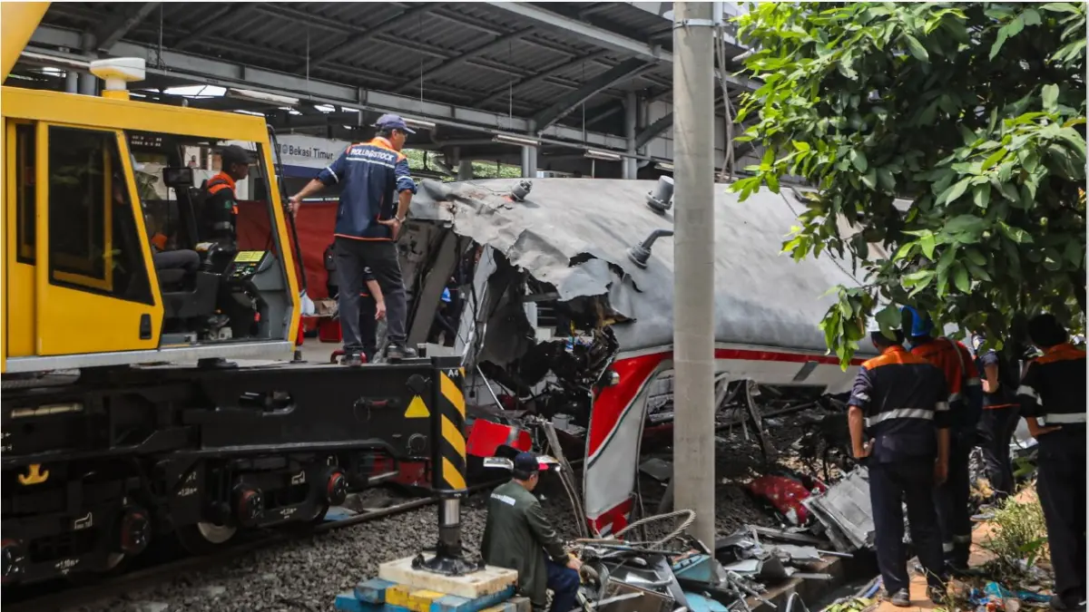 EVAKUASI: Petugas mengevakuasi gerbong KRL Commuterline dan KA Argo Bromo Anggrek relasi Gambir-Surabaya Pasar Turi pascakecelakaan di Stasiun Bekasi Timur, Bekasi, Jawa Barat, Selasa (28/4). Akibat kecelakaan itu 16 orang meninggal dunia dan 91 lainnya mengalami luka-luka. (SALMAN TOYIBI/JAWA POS)