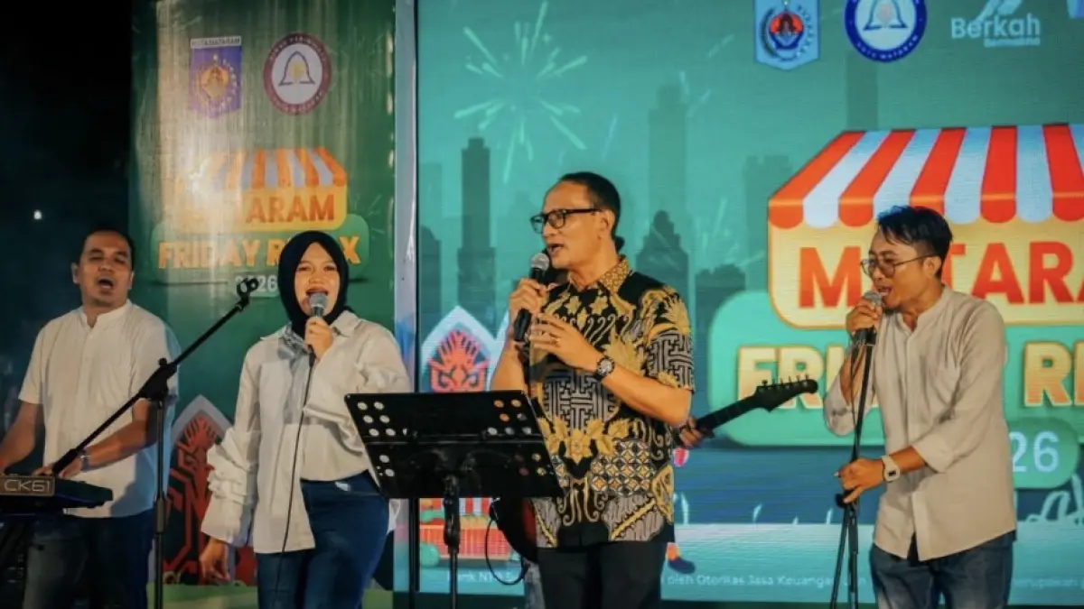 Wali Kota Mataram Mohan Roliskana turut menyumbangkan lagu di Mataram Friday Relax. (DOK. KOMINFO)