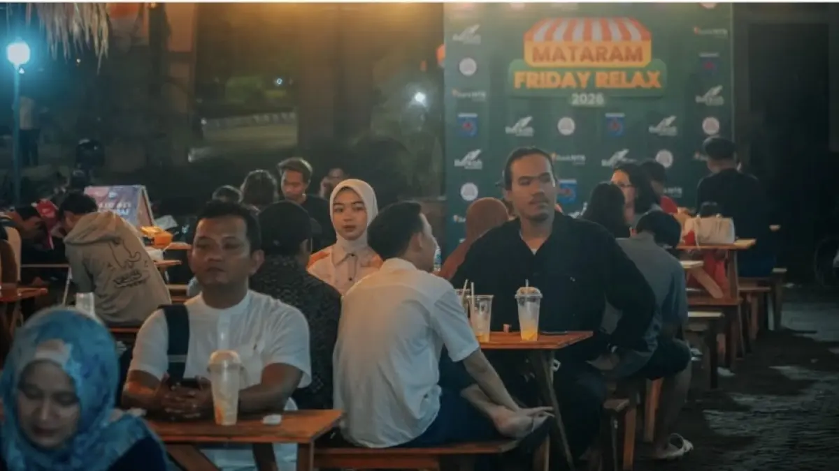 Warga ibu kota yang menikmati kenyamanan suasana Mataram Firday Relax di Taman Udayana. (DOK. KOMINFO)