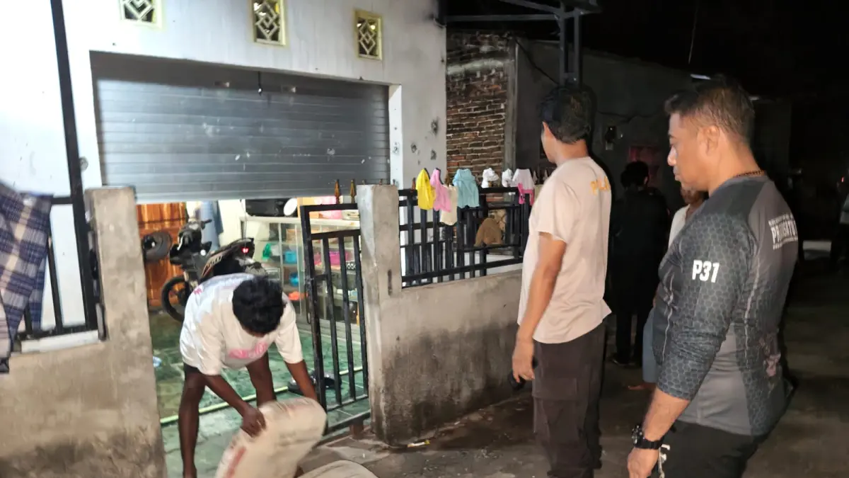 AMANKAN BARANG BUKTI: Anggota Polsek Hu