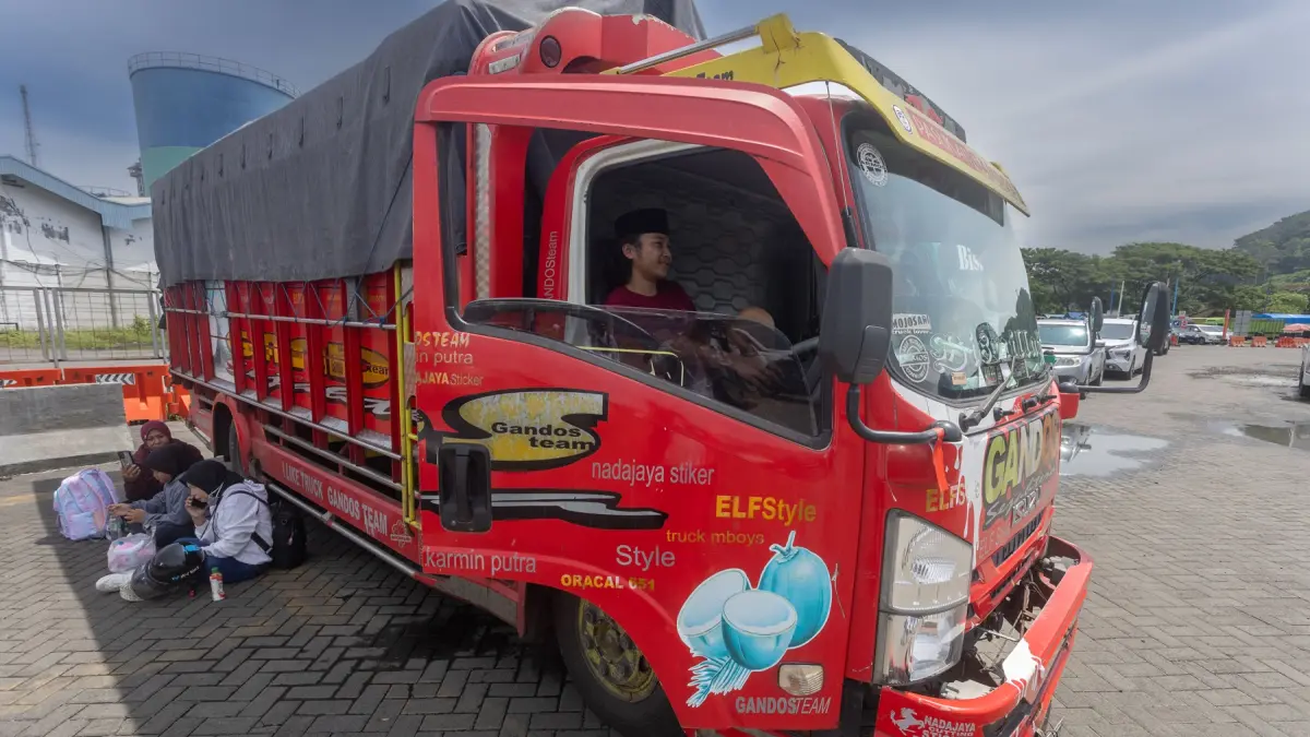 BBM LANGKA: Salah satu truk yang terparkir di Pelabuhan Lembar, belum lama ini. Organda NTB menyuarakan keresahan pengusaha transportasi terkait kelangkaan BBM bersubsidi di SPBU. (Ivan/Lombok Post)