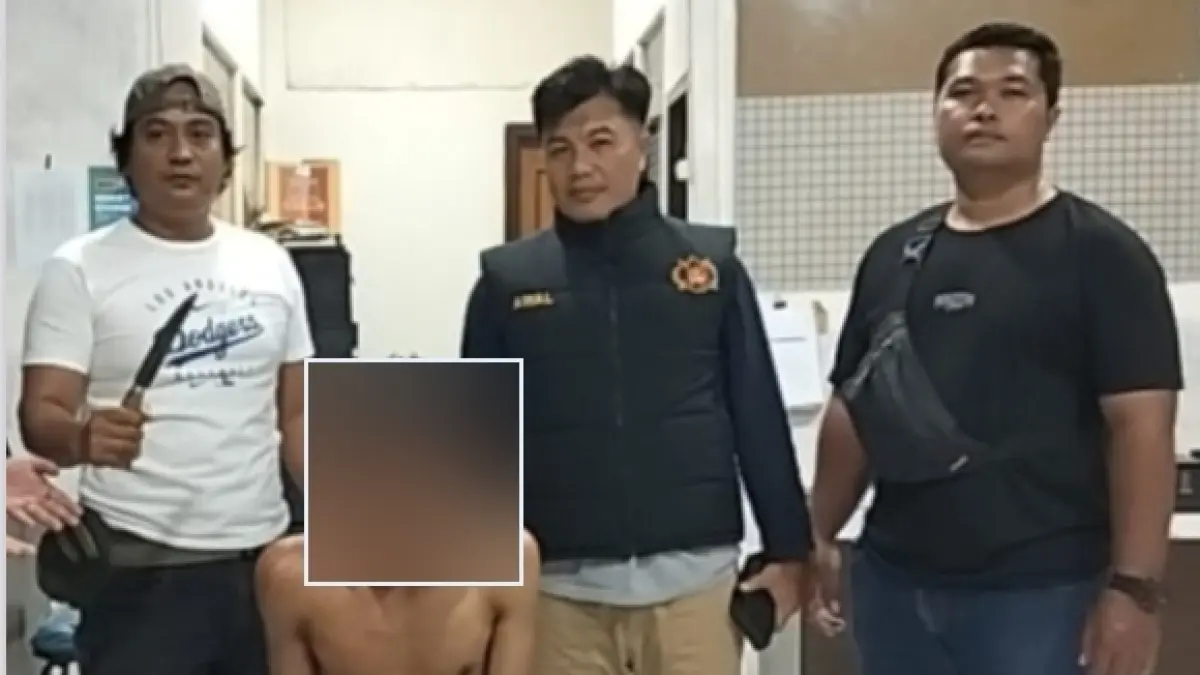 DITANGKAP: Pelaku GS diamankan di Polres Sumbawa usai menghabisi ayah kandungnya, Selasa malam (28/4). (Dok Polres Sumbawa)