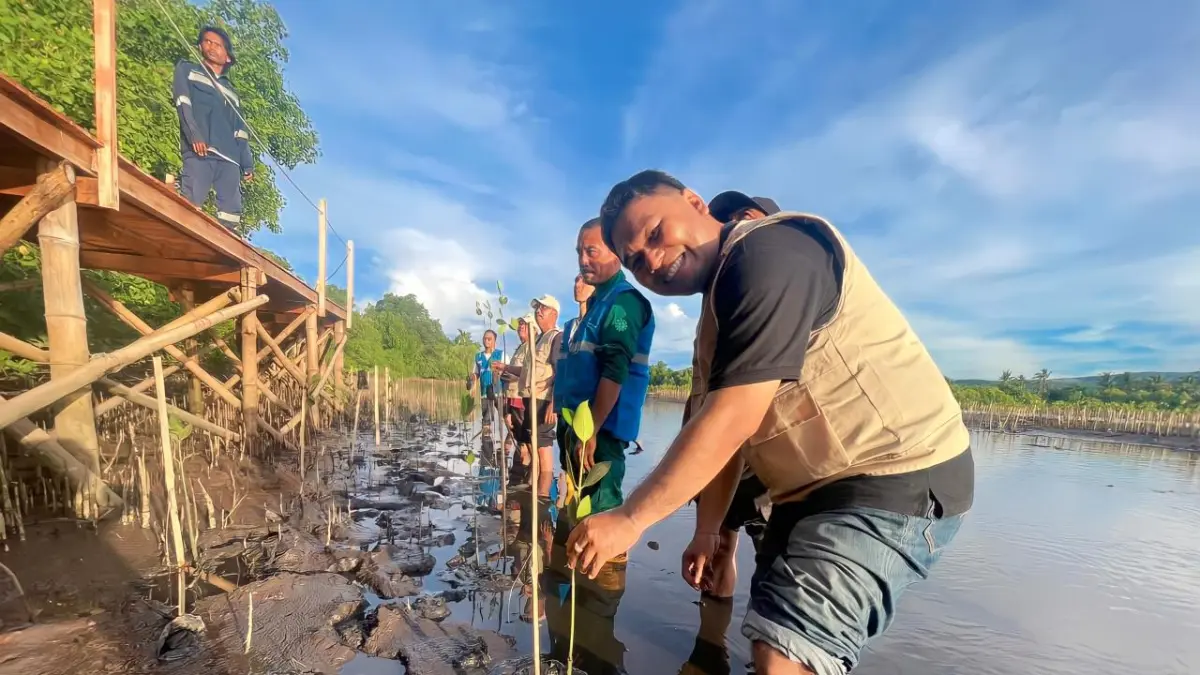 Penanaman bibit mangrove di kawasan TWA Kramat Suci, Desa Sugian, Lombok Timur, Rabu (29/4)