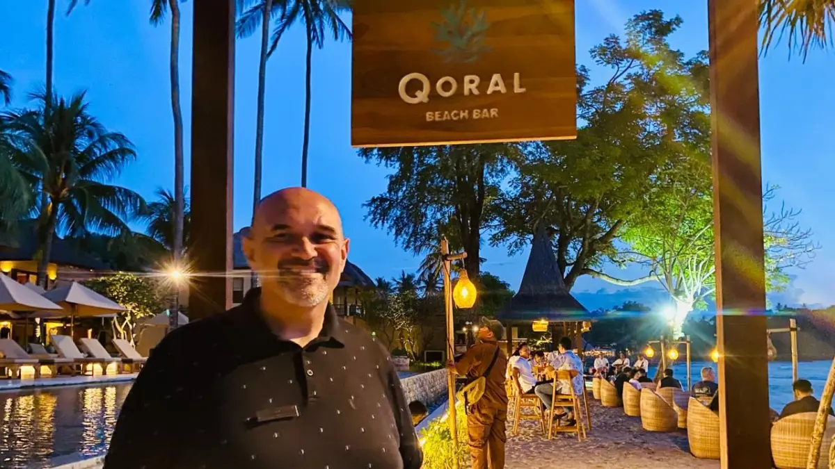 TEMPAT BERSANTAI: General Manager Qunci Villas Vittorio Negri menunjukkan area Qoral Beach Bar yang baru saja dibuka untuk wisatawan lokal maupun mancanegara, Jumat (1/5).