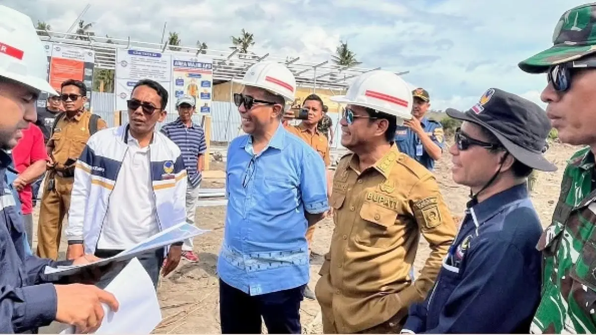 TINJAU: Bupati Dompu Bambang Firdaus (tiga kanan) dan anggota DPR RI Mori Hanafi (tiga kiri) saat meninjau pembangunan Pelabuhan Nusantara Kilo, Selasa (28/4). (Diskominfo Dompu For Lombok Post)