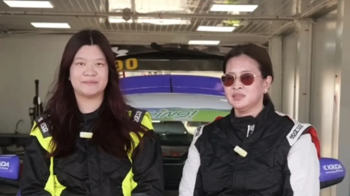 Vivit Fariana dan Patricia Revalina Purnomo, ibu dan anak yang tampil di Mandalika Kartini Race 2026 di Sirkuit Internasional Mandalika, Jumat (1/5). 
