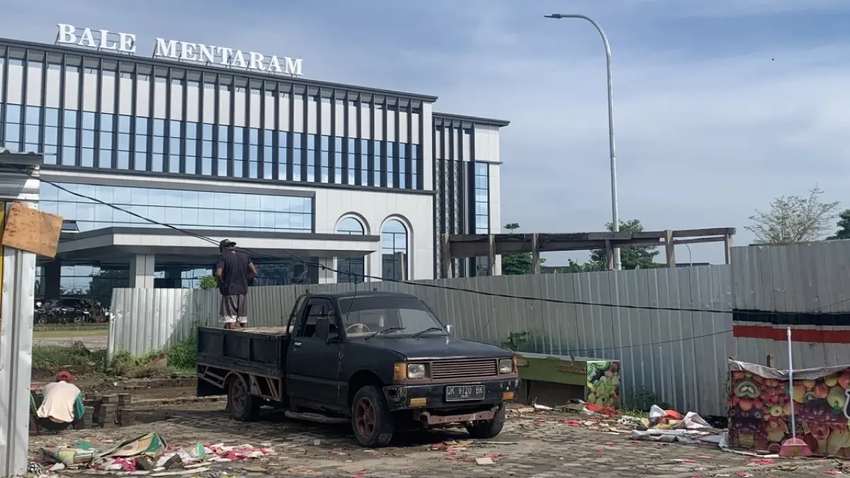 AKAN DIBAYAR: Lahan depan Bale Mentaram bekas toko buah yang sudah pindah. (CHIA/LOMBOK POST)
