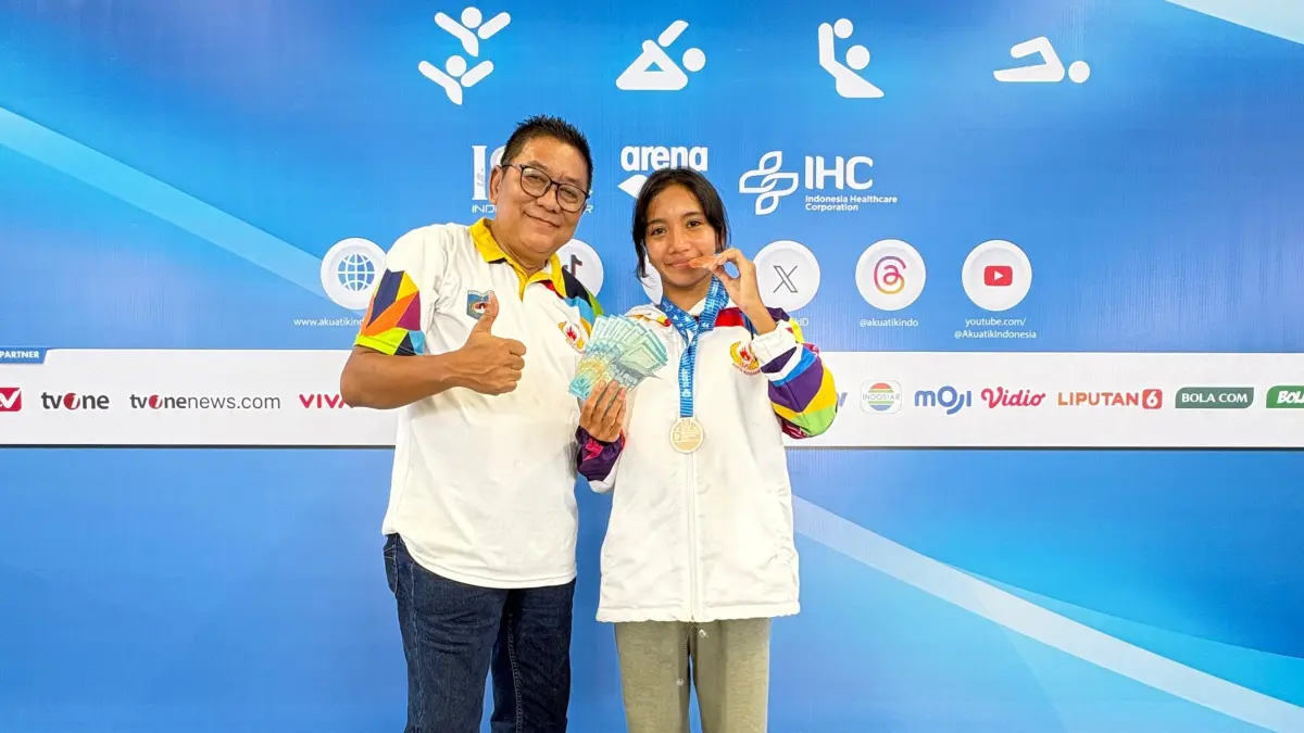 

Atlet akuatik Mataram Rayya Nesya Aura bersama Ketua Pelatda Sangkareang KONI Mataram Andik Budi Hariono. (IST/LOMBOK POST)

&nbsp;