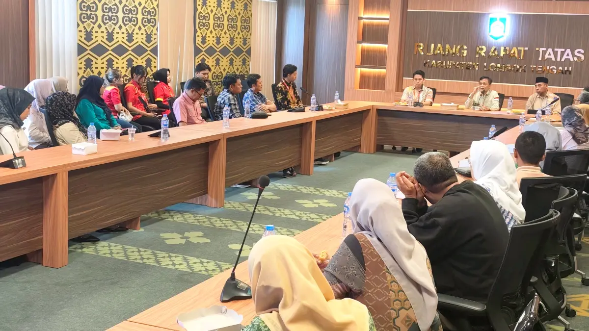 Bupati Lombok Tengah Lalu Pathul Bahri mendorong ritel modern untuk lobatkan produk UMKM di setiap gerai di Lombok Tengah, Kamis (30/4). (Dewi/Lombok Post) 
