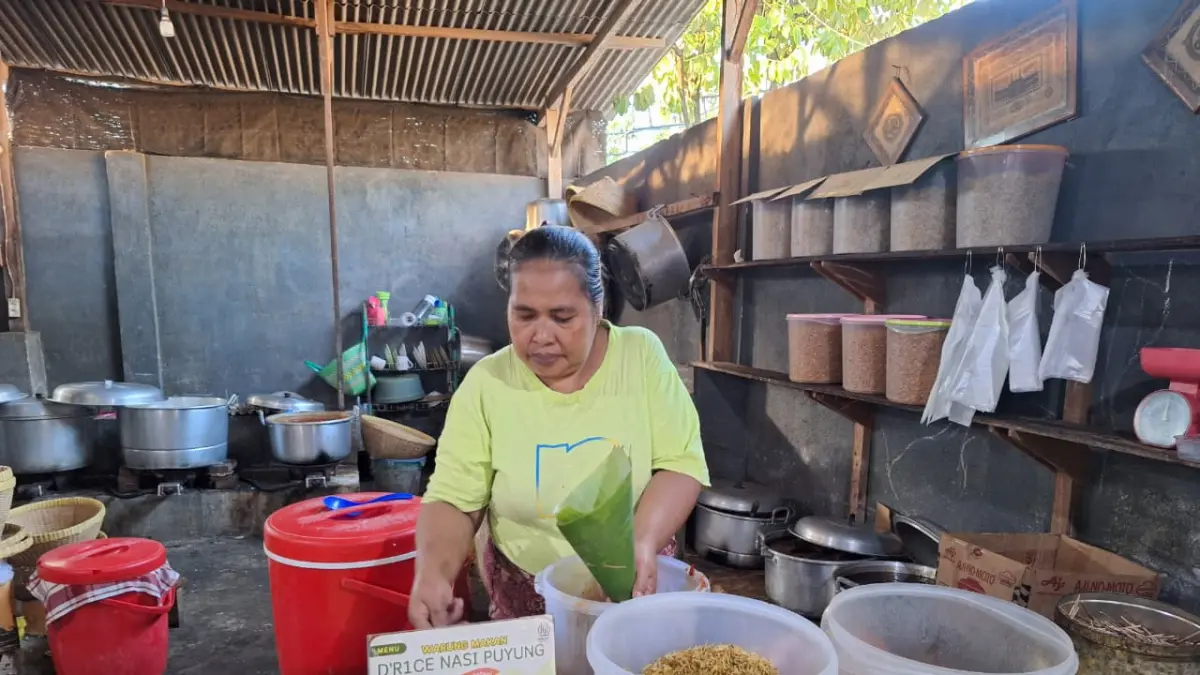 DAPUR UTAMA: Suasana dapur utama Dapur D’Rice yang menyediakan menu nasi puyung viral porsi kuli di Jempong Baru, Mataram. (Ferial/Lombok Post)